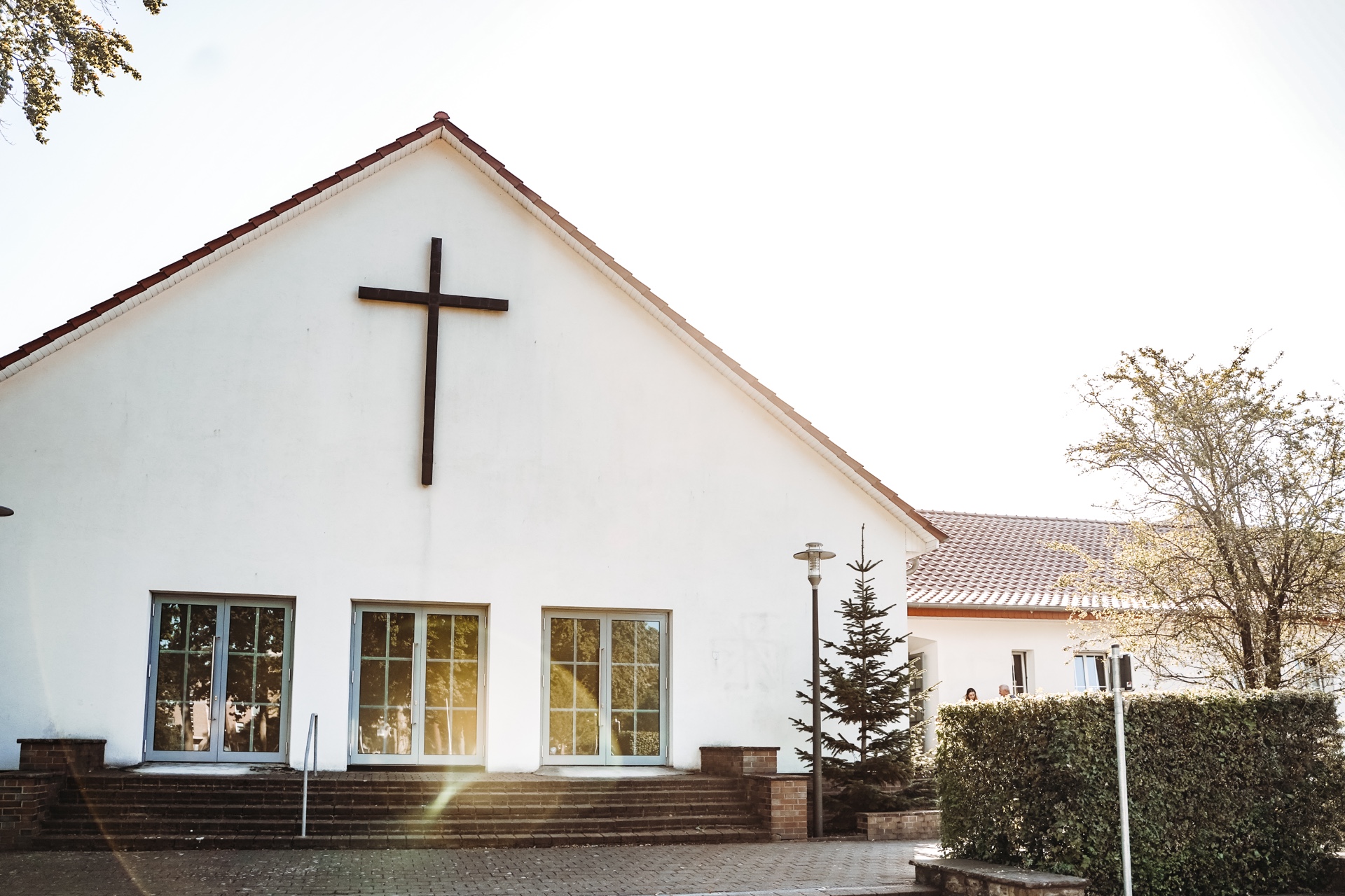Das Gebäude der Evangelischen Freikirche Espelkamp mit dem Kreuz über dem Eingang